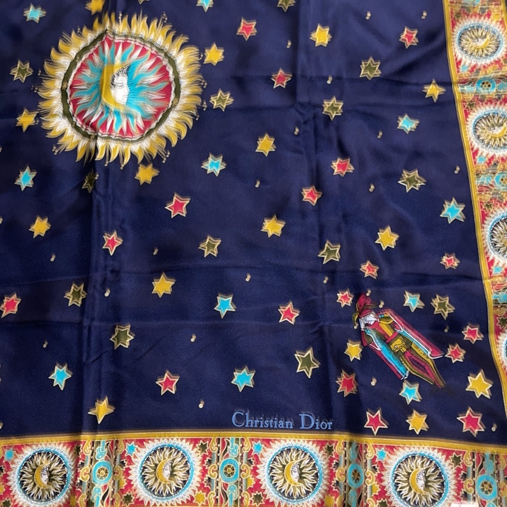 ♣️🃏CRISTIAN DIOR SILK SCARF 🧣 WITH A BEAUTIFUL SUN 🌞 DESIGN 🔈💮💙💛 - Picture 4 of 9